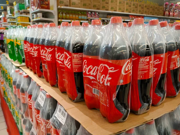 営業時間 マレーシア 2022年3月1日 スーパーマーケットで販売されるソフトドリンクや炭酸飲料が表示されます 顧客が購入しやすくするための価格タグがあります — ストック写真