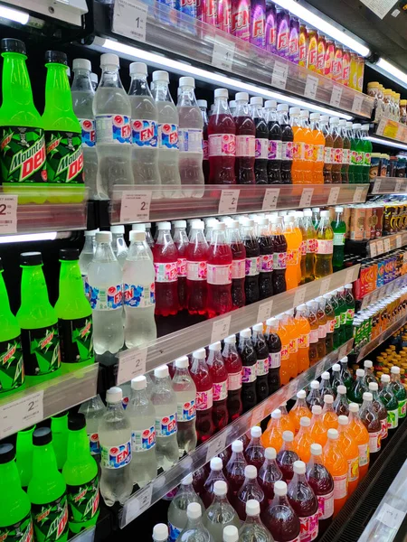 営業時間 マレーシア 2022年3月1日 スーパーマーケットで販売されるソフトドリンクや炭酸飲料が表示されます 顧客が購入しやすくするための価格タグがあります ストックフォト