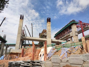 JOHOR, Malezya - 17 Haziran 2022 İnşaat alanı devam ediyor. İnşaat çalışmaları aşamalı olarak yürütülüyor. İnşaat işçileri sıkı güvenlik denetimi altında iş yapıyorlar..