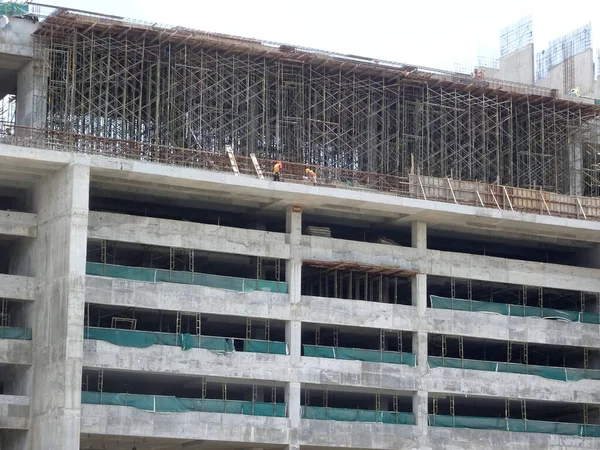 Johor Malaysia 2022年6月17日建設現場が進行中です 工事は段階的に進められている 建設労働者は厳格な安全監督の下で作業を行っています — ストック写真