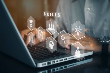 İşadamı, Yeni Yetenekler Webinar Eğitim Şirketi İnternet Teknolojisi Konsepti için bir bilgisayar kullanıyor.