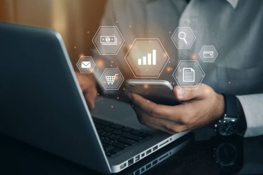 Akıllı telefon tutan ve iletişim bütçesi olan iş adamları, takım çalışması, kapsam, risk, strateji, Gears Profesyonel proje yöneticisi yönetim becerilerini sunar.