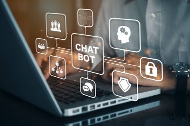 İnternet üzerinden insan kullanıcılarla konuşmak için tasarlanmış Chatbot bilgisayar programının simgeleriyle bilgisayar üzerinde çalışan kişi. Destek ve müşteri hizmetleri otomasyon teknolojisi kavramı
