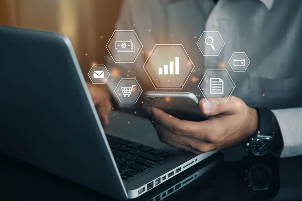 Akıllı telefon tutan ve iletişim bütçesi olan iş adamları, takım çalışması, kapsam, risk, strateji, Gears Profesyonel proje yöneticisi yönetim becerilerini sunar.