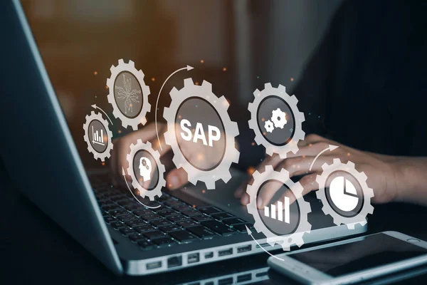 SAP iş süreci otomasyon yazılımının simgeleriyle çalışan kişi. Sanal ekranda ERP kuruluşu kaynak planlama sistemi kavramı