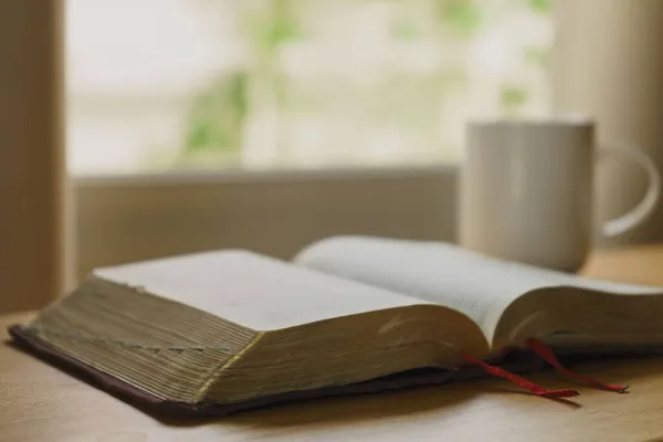 Primer Plano Biblia Abierta Con Una Taza Café Para Devoción Imágenes de stock libres de derechos