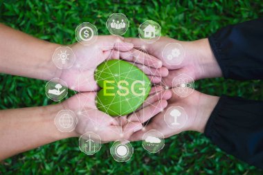 Çevre, sosyal ve yönetim için ESG ikonu kavramına sahip, Ağ bağlantısında sürdürülebilir ve etik sektörde yeşil kalpli yetişkin eller yeşil arka planda.