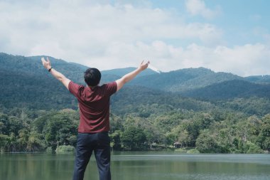 Karantinanın sonu, özgürlük. Mutlu eğlenceli adam kollarını aç yüz maskesini çıkar ve yerine koy. Covid 19 hasta durağı, sonra kapatma, sonra tekrar kapatma..
