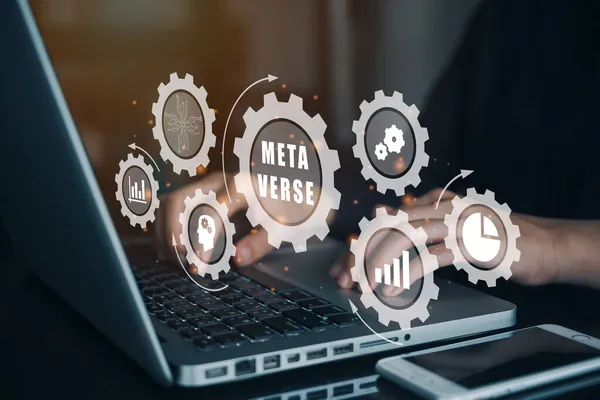 Metaverse, IoT, Internet of Things konsepti. Sanal ekrandaki teknoloji simgeleri için bilgisayar kullanan iş kadını.