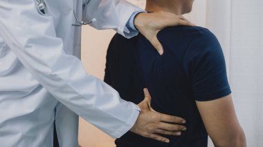 Klinikte hastayla çalışan fizyoterapist, yakın çekim klinikte rehabilitasyon tedavisi görüyor.