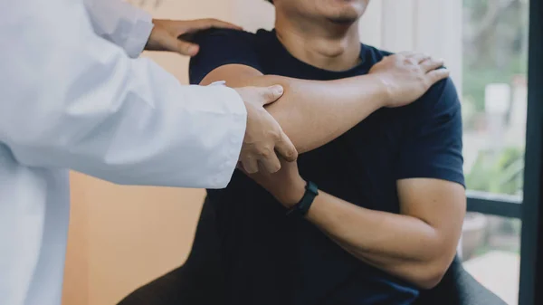 Φυσικοθεραπευτές Ελέγχουν Τους Αγκώνες Των Ασθενών Στο Γραφείο Της Κλινικής — Φωτογραφία Αρχείου