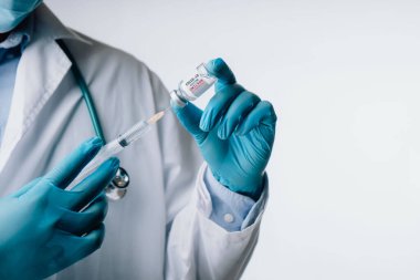 SARS-CoV-2 'nin Omicron versiyonu. Yeni B.1.529 endişe çeşidi. Doktorun elinde yeni covid-19 omikron varyantına karşı aşı var. Yeni nesil aşıya karşı