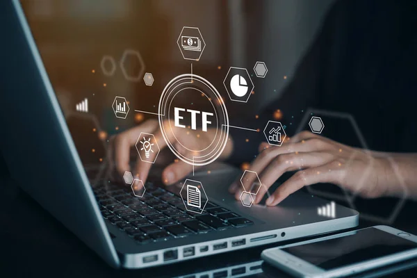 ETF Borsası 'nda çalışan kişi borsa borsası borsa yatırım finansal konseptini takas etti.