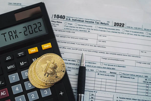 Bitcoins Tax Form 1040 Golden Bitcoin Tax Form Whit Calculator — 图库照片
