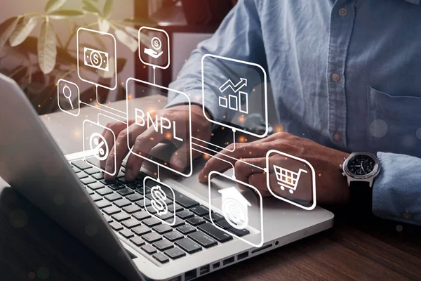BNPL Buy şimdi daha sonra online alışveriş kavramını ödeyecek. İş adamları online alışveriş ikonları teknolojisiyle bilgisayarı BNPL 'e kullanıyor