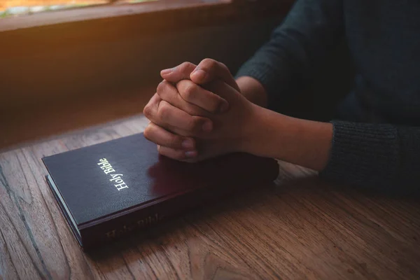 Yakın Plan Hıristiyan Kadınlar Ncil Okur Elleri Katlanmış Kutsal Bir — Stok fotoğraf
