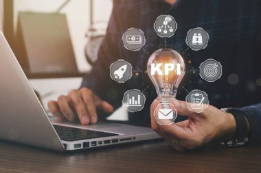Yatay pankart, elinde ampul bulunan başarılı bir iş adamı, kilit performans göstergesi iş planı web bilgisayarı konsepti. İşadamı KPI 'ye başarı konsepti önerdi