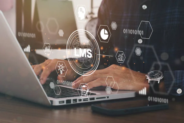 LMS için bilgisayar kullanan bir işadamı - Ders ve çevrimiçi eğitim, kurs, uygulama, eğitim, e-öğrenme, bilgi, her yerde ve her zaman için Yönetim Sistemi web simgesi öğrenme