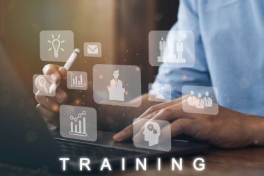 İşadamı iş ve Seminer, koç, öğretim, öğrenme, değerlendirme, bilgi, yapım, deneyim ve beceri için internet simgesini eğitmek için bilgisayar kullanıyor. En az vektör bilgisi