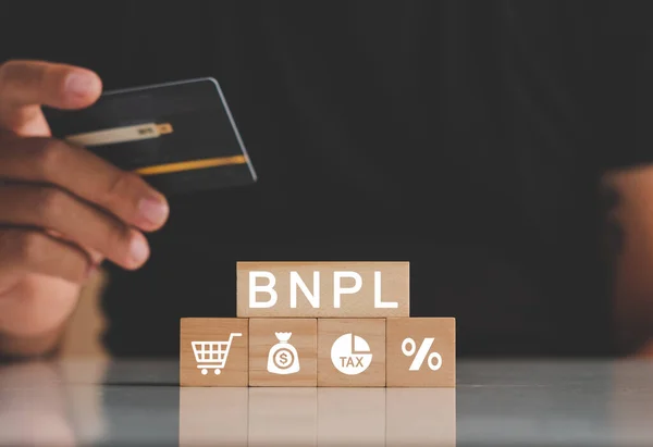 Adamın elinde BNPL simgeleriyle kredi kartı tutuyor. Daha sonra online alışveriş konseptini satın al. Çevrimiçi alışveriş simgeleri.