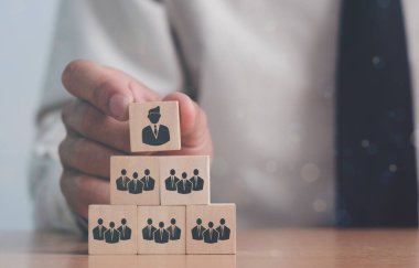 El, tahta küpü piramidin üstüne koyup uzayı kopyalayabilir. Kaynak yönetimi ve işe alım sektörü kavramı.