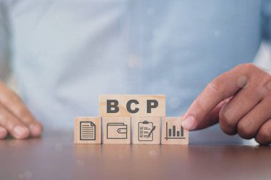 İş adamı ahşap küpü başarı simgesi BCP ile birleştiriyor - iş devamlılık planı. Kısaltma iş konsepti. Web afişi, el ilanı, iniş sayfası simgeleriyle illüstrasyon