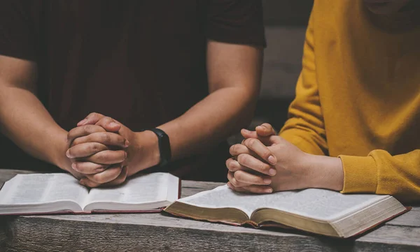 Primer Plano Dos Cristiano Leer Biblia Manos Dobladas Oración Sobre — Foto de Stock