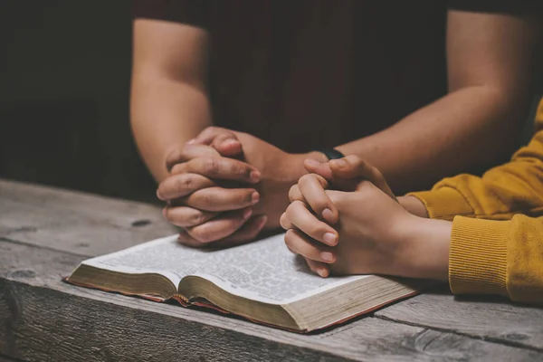 Primer Plano Dos Cristiano Leer Biblia Manos Dobladas Oración Sobre — Foto de Stock