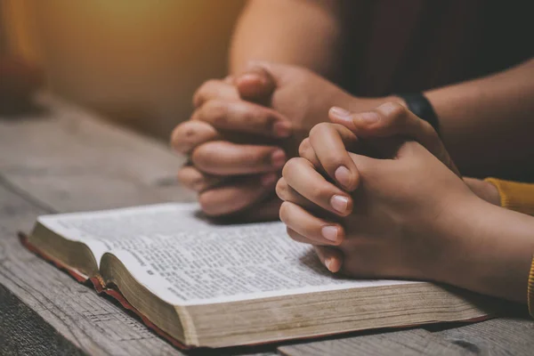 Primer Plano Dos Cristiano Leer Biblia Manos Dobladas Oración Sobre — Foto de Stock