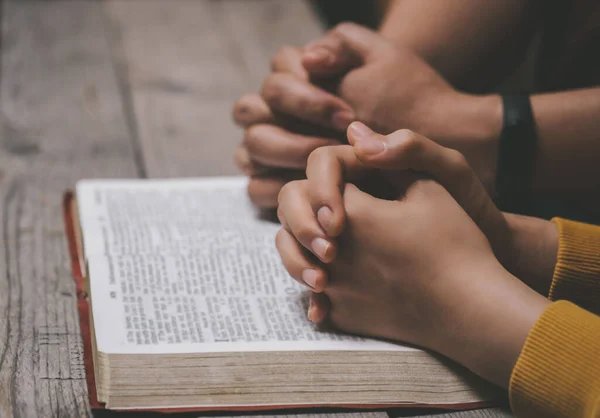 Primer Plano Dos Cristiano Leer Biblia Manos Dobladas Oración Sobre — Foto de Stock