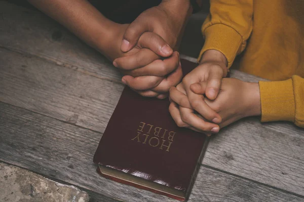 Primer Plano Dos Cristiano Leer Biblia Manos Dobladas Oración Sobre — Foto de Stock