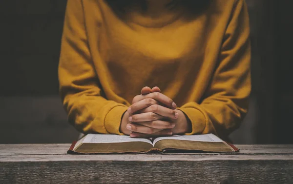 Mujer Rezando Sagrada Biblia Por Mañana Tomando Mano Oración Sobre — Foto de Stock