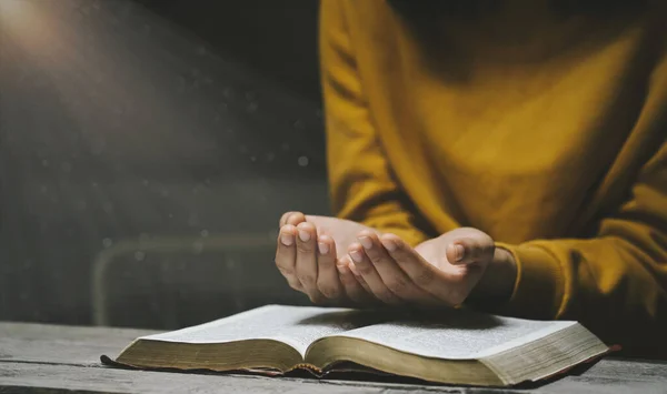 Las Mujeres Que Oran Sagrada Biblia Por Mañana Tienen Una — Foto de Stock