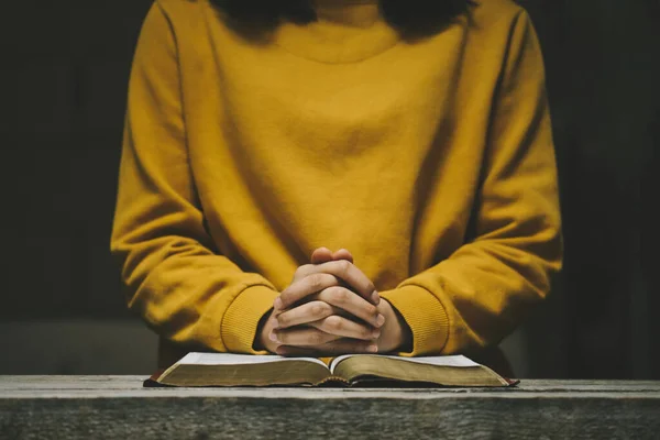 Mujer Rezando Sagrada Biblia Por Mañana Tomando Mano Oración Sobre — Foto de Stock