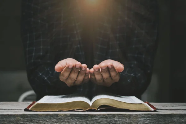 Hombre Ora Dios Con Biblia Luces Amarillas Destellos Entrando Creer — Foto de Stock