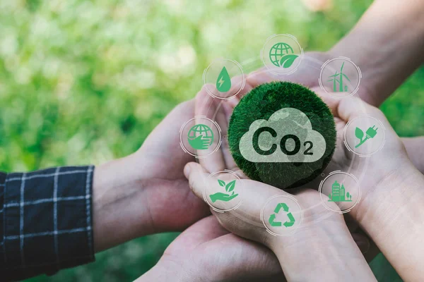 Yetişkin takım çalışması, toprağı ellerinin altında tutuyor. Yenilenebilir enerjiye dayalı sürdürülebilir kalkınma ve iş. CO2 emisyon kavramını azalt.