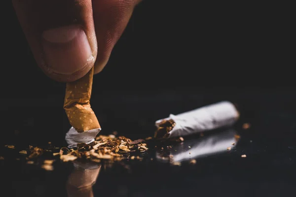 Kırık Tüm Sigaralar Siyah Masada Yakın Plan Dünya Tütünsüz Günü — Stok fotoğraf