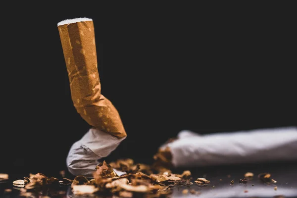 Cigarros Partidos Inteiros Mesa Preta Close World Tobacco Day Concept — Fotografia de Stock