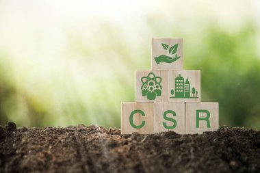 CSR Kurumsal Sorumluluk, CSR ve Sürdürülebilirlik Sorumluluğu Ofisi. Doğal kaynak, üretim, ürün, kullanım, yeniden kullanım ve geri dönüşüm ikonuna sahip tahta küp. 