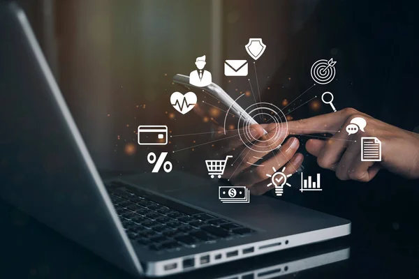 Genç kadınlar online alışveriş yapar, alışveriş yapar ve online dünyada satar. Dünyanın her yerine bağlıydı. Çevrimiçi Alışveriş Konsepti
