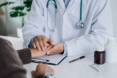 Doktor hastanın elini tutuyor ve hastalığın semptomlarını tedavi etmek için umut veriyor. PTSD Akıl Sağlığı Konsepti