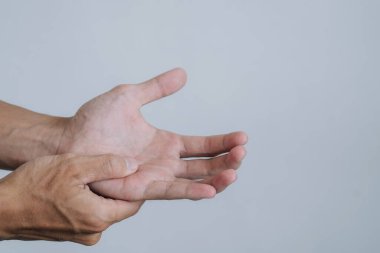 Ofis sendromu konsepti. Tetik parmağı sorunu olan genç bir adam. metin için boşluk kopyala. Sağlık kavramı