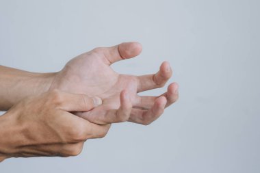 Ofis sendromu konsepti. Tetik parmağı sorunu olan genç bir adam. metin için boşluk kopyala. Sağlık kavramı