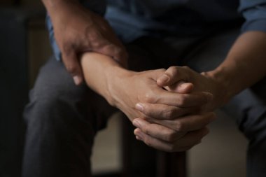 Hristiyan çift el ele tutuşuyor. İki kişi birlikte dua ediyor. Birlikte dua edelim, eller dua konseptinde kıvrılsın.