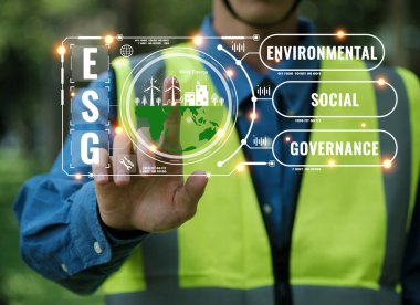 Mühendislik, sürdürülebilir kalkınma için yeşil ESG simgesine ve yeşil simgeye dokunuyor. Çevre, toplum ve yönetim. ESG çevre, sosyal ve yönetim kavramı.