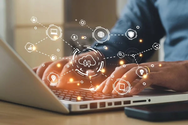 Siber güvenlik dijital teknolojisi kavramı, iş adamları kişisel siber güvenliğe erişmek için bilgisayar kullanır, kullanıcıların kişisel bilgilerini güvende tutar, güvenli internet erişimi sağlar
