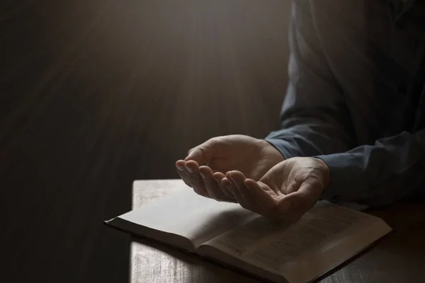 Homem Rezando Bíblia Sagrada Pela Manhã Tem Uma Luz Amarela — Fotografia de Stock