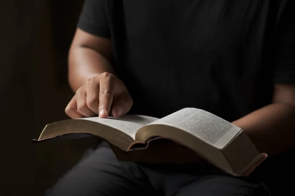 Hombre Sentado Lecturas Biblia Una Santa Biblia Para Espiritualidad Con — Foto de Stock