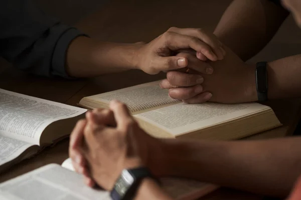 Grupo Cristiano Personas Cogidas Mano Orando Adoración Creer Biblia Una — Foto de Stock