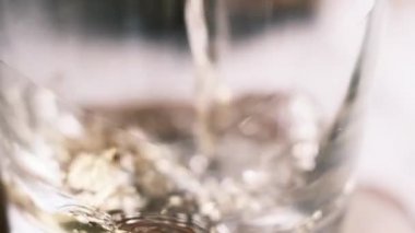 Yukarıdaki bir bardağa koyu arkaplan üzerinden brendi ya da viski dök.